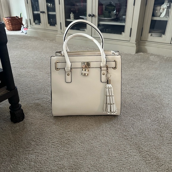 Charming Charlie Winter ❄️ White Shoulder-bag Handbag with Gold Accents - Picture 6 of 9